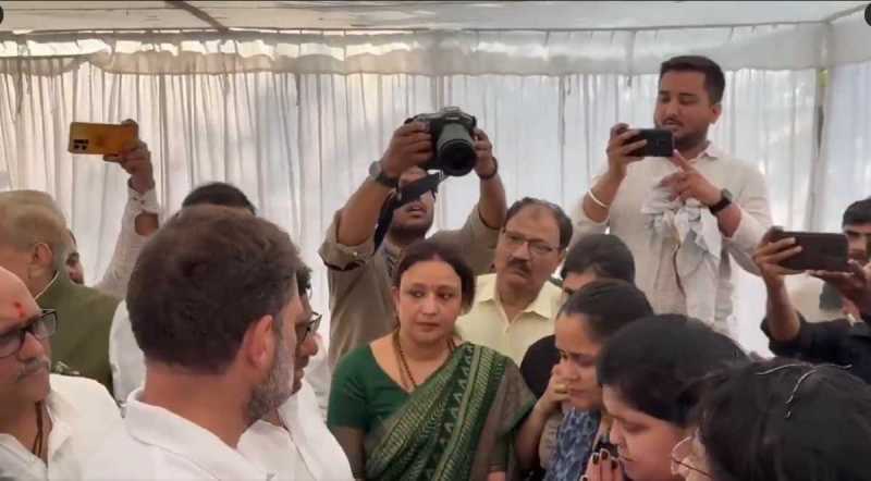 पहलगाम आतंकी हमले में मारे गए शुभम द्विवेदी के परिजनों से मिले राहुल गांधी