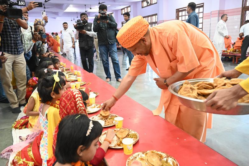 कन्या पूजन कर सीएम योगी ने की मातृ शक्ति की आराधना