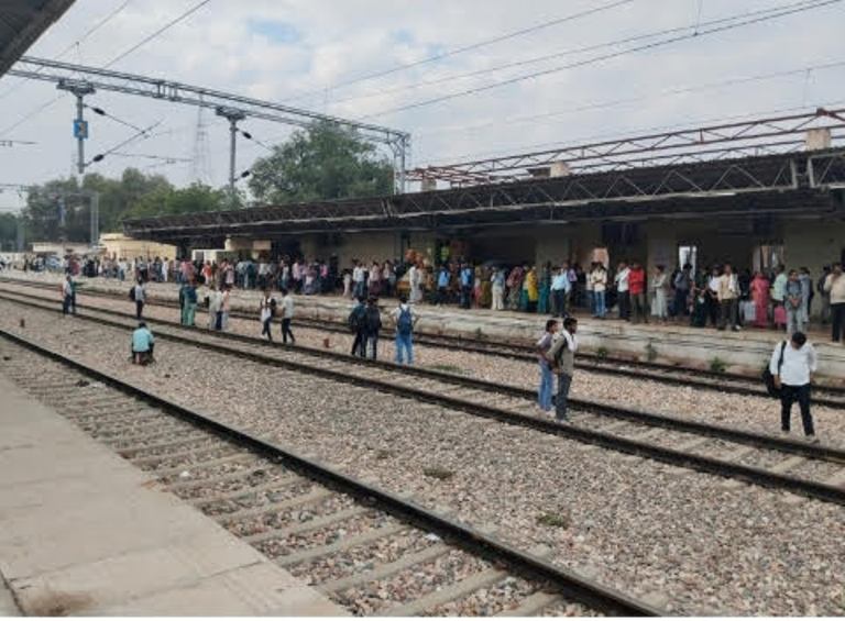 कन्नौज : स्टेशन पर अधूरा फुट ब्रिज बना खतरे की वजह