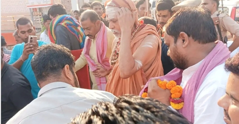 कन्नौज: निर्धारित स्थान पर रुकने की व्यवस्था रद्द हुई तो तख्त डालकर सड़क पर ही बैठ गए शंकराचार्य