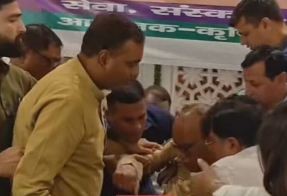 मंच पर बेहोश होकर गिरे अमृतपुर विधायक सुशील शाक्य, हालत स्थिर