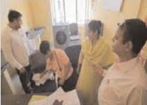 जिला अस्पताल में सीएमएस ने निरीक्षण के दौरान अव्यवस्थाओं पर जताई नाराजगी