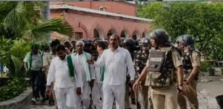 कलेक्ट्रेट में जबरन घुसकर प्रदर्शन के मामले में भाकियू जिलाध्यक्ष समेत छह गिरफ्तार, कोतवाली से जमानत