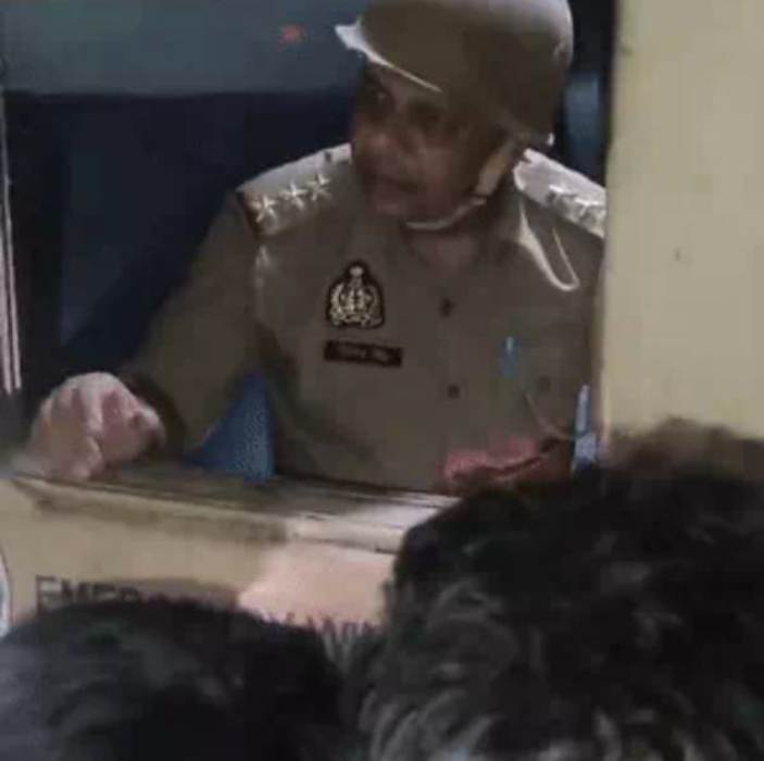 नेग को लेकर पैसेंजर ट्रेन में बवाल, यात्रियों पर हमला; ट्रेन पर पथराव से दो घंटे तक अफरा-तफरी