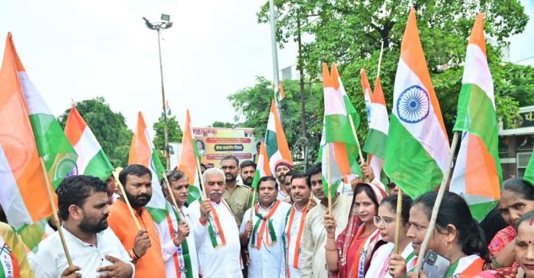 कन्नौज: नगर में निकली भव्य तिरंगा यात्रा, उमड़ा जनसैलाब