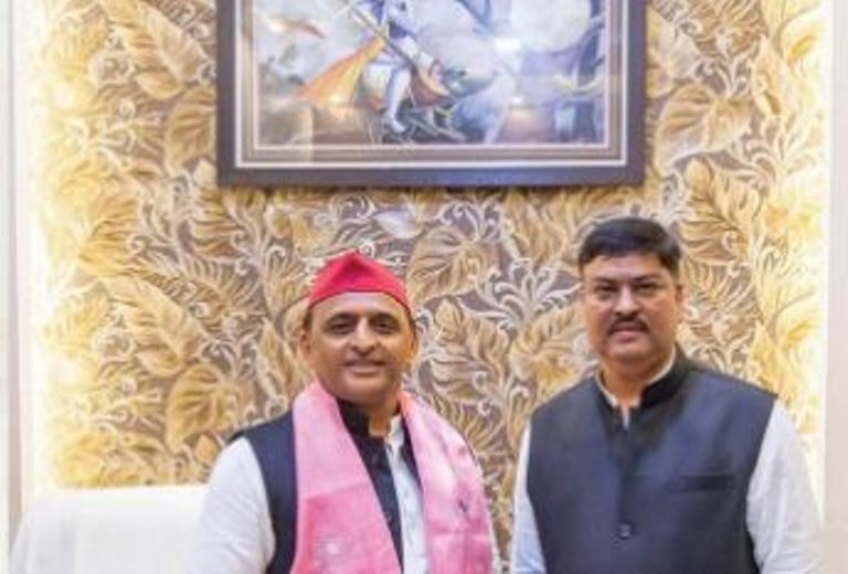 अखिलेश का मंच से बडा ऐलान : अयोध्या से पवन पांडेय भारी मतों से जीतकर आएंगे