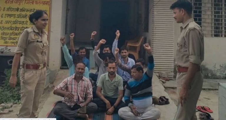 अपनी मांगों को लेकर संविदा विद्युत कर्मचारियों का अनिश्चितकालीन धरना तीसरे दिन भी जारी