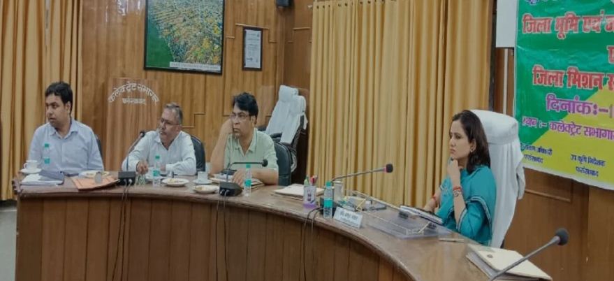 किसानों की आय बढ़ाने के लिए जिला भूमि एवं जल संरक्षण एवं जिला मिशन समिति की बैठक