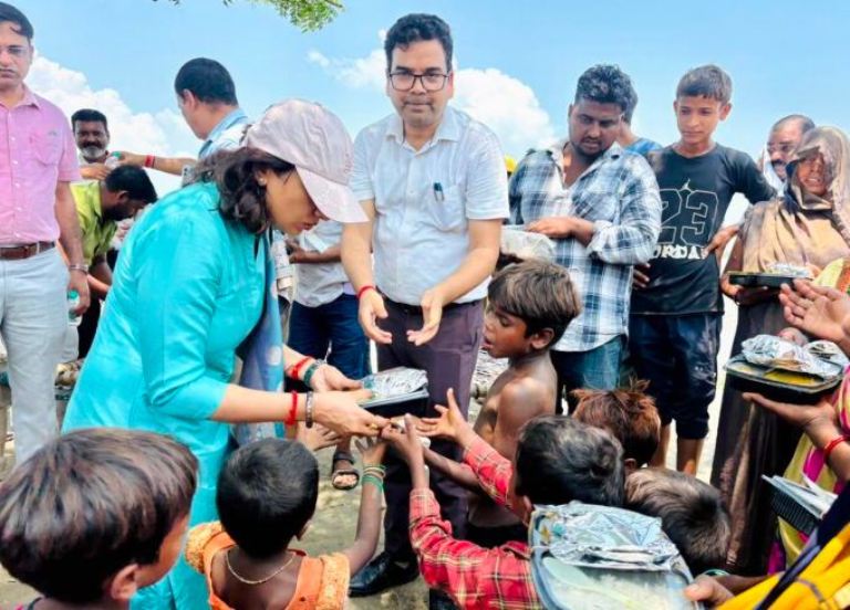 जिलाधिकारी डॉ. अंकुर लाठर ने बाढ़ प्रभावित गांवों में राहत कार्यों का लिया जायजा