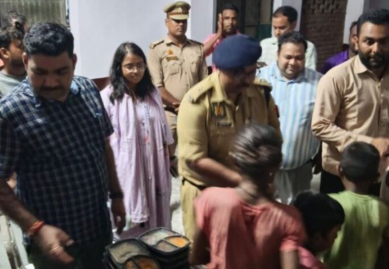 गंगा की बाढ़ का कहर: बाढ़ की चपेट में आए 27 गांव, अधिकारियों ने स्टीमर से लिया जायजा