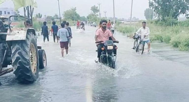 चित्रकूट डिप पर बैरिकेडिंग के बावजूद जान जोखिम में डालकर निकल रहे वाहन