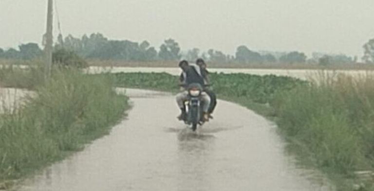 गंगा में आई बाढ़ से अमृतपुर क्षेत्र में जनजीवन प्रभावित, सड़कों पर बह रहा पानी