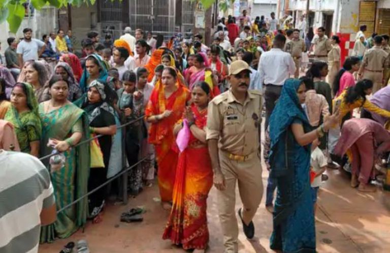 सावन के पहले सोमवार को शिवालयों में उमड़ा आस्था का सैलाव : दर्शन को लगीं लम्बी कतारें