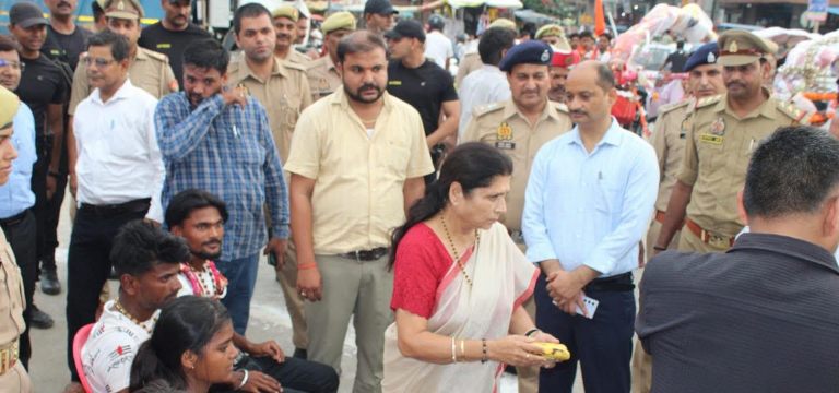 कन्नौज: श्रावण मास में शिवभक्ति का दिखा उल्लास, कांवड़ियों पर पुष्पवर्षा कर किया गया भव्य स्वागत